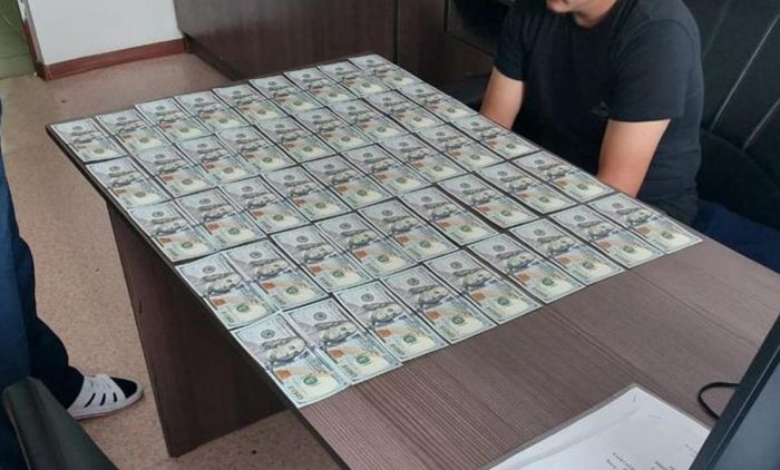 Грузчики аэропорта Астаны подозреваются в краже $26 800