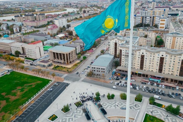 В Атырау прошла церемония поднятия Государственного флага