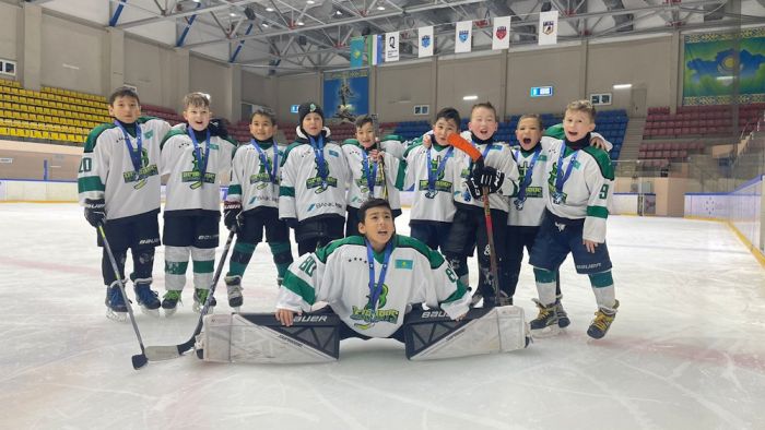 Юные атырауские хоккеисты стали вице-чемпионами Казахстана