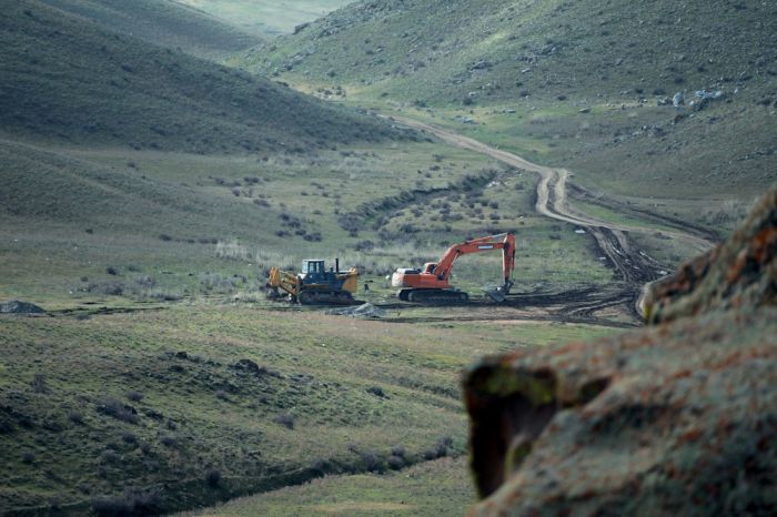 Активисты бьют тревогу: Петроглифы и курганы Жетісу под угрозой из-за горнорудных работ