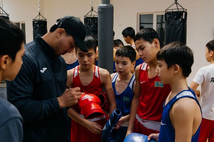 В Атырау мастера кожаных перчаток встретились с молодыми боксёрами