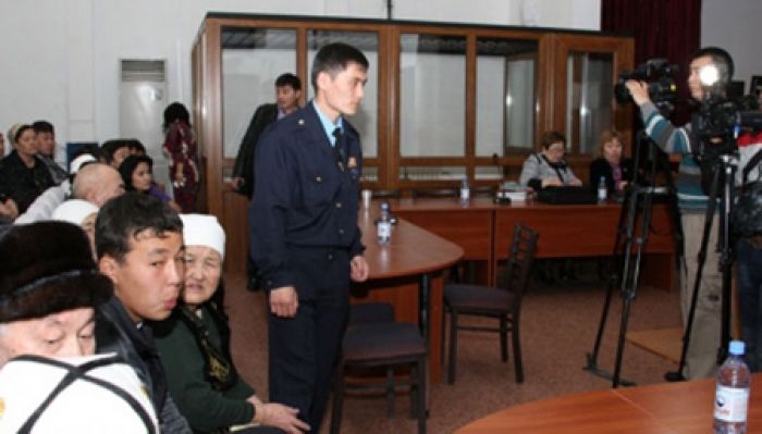 Жанаозенский полицейский попросил прощения в суде