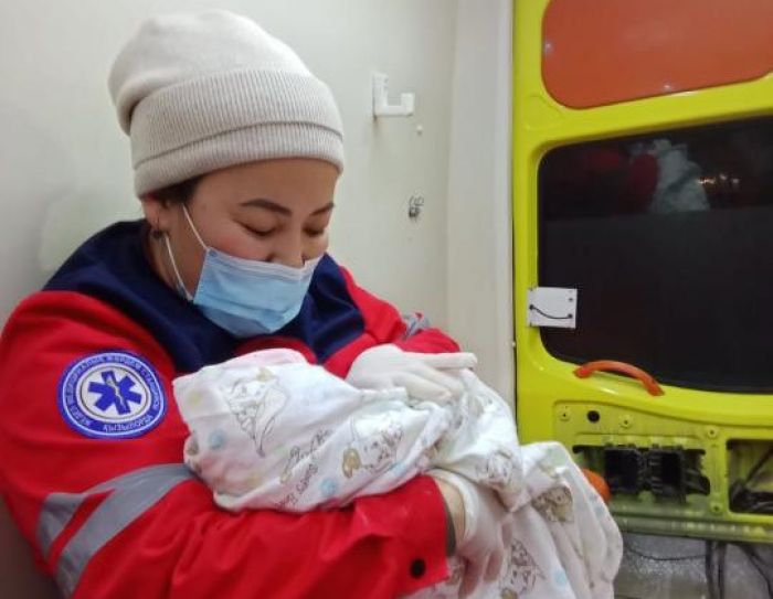 Фельдшеры в Кызылординской области помогли родиться малышу в буран на трассе