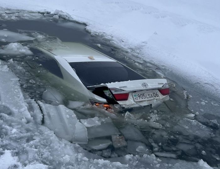 Toyota провалилась под лёд в Атырауской области