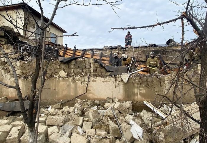 В Атырау обрушилась стена дома, семья из пяти человек госпитализирована