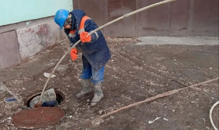 Работники водоканала нашли в канализации коврики