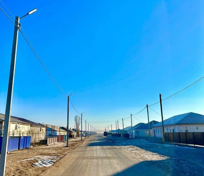В Тенизском сельском округе обновили изношенные столбы и электролинии