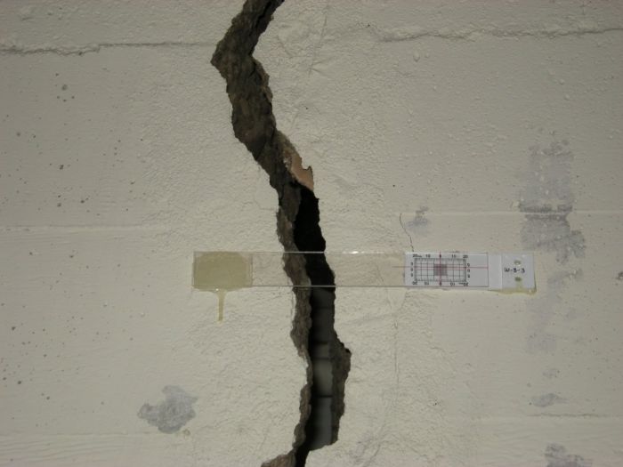 Обнаружены трещины на 19 объектах - МЧС о результатах обследования после землетрясения