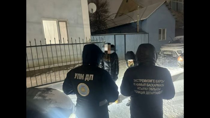 300 наркодоз изъято у закладчиц в Атырау