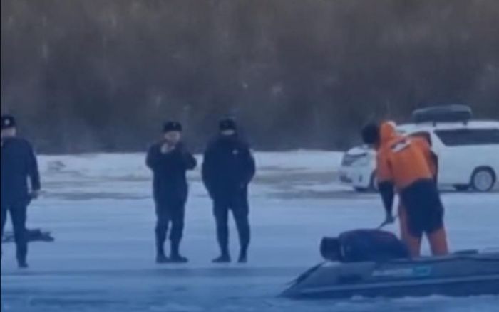 Автомобиль провалился под лед - водитель скончался, пассажир в больнице