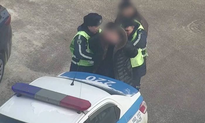 Пьяный водитель протащил полицейского на капоте авто в Астане 