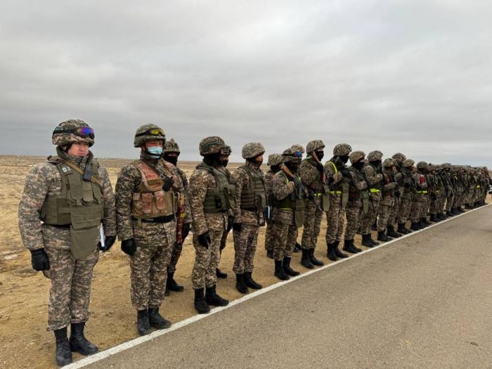 Долг государства – 26 млрд тенге: казахстанские военные вынуждены сами покупать себе форму