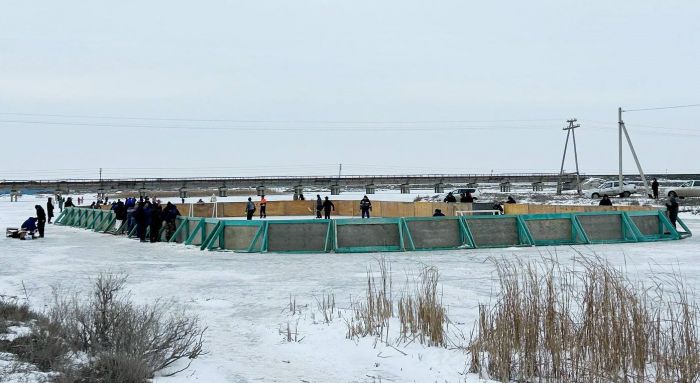 В Аккистау залили каток