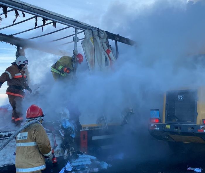 Пожар в турецкой фуре в Сагизе уничтожил товар