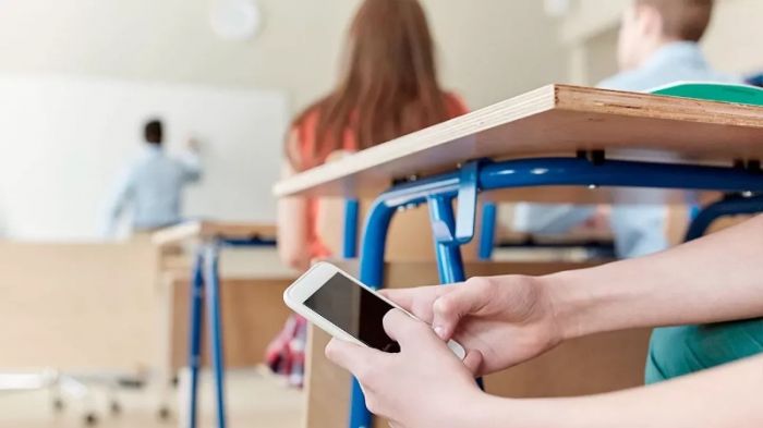  Школьникам запретят использовать телефоны на уроках: закон направили на подпись Токаеву