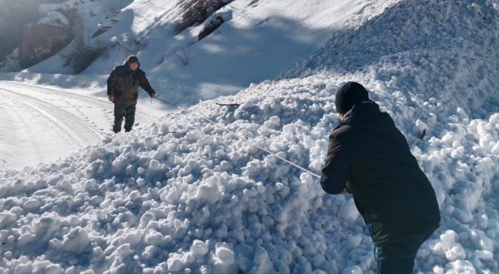 Сошедшие лавины перекрыли дорогу в Алматинской области