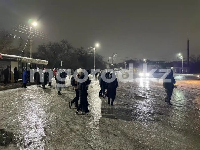 Автобусы не ездят, школы отменили: в Уральске сильнейший гололёд