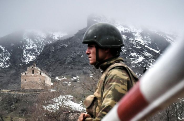 Азербайджан и Армения обвинили друг друга в обстрелах приграничной территории. Двое погибли, есть раненые