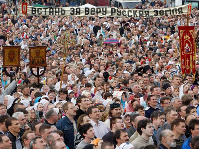 В Москве у храма Христа Спасителя десятки тысяч помолились в защиту святынь