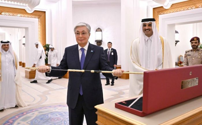 Токаеву вручен меч основателя Катара 