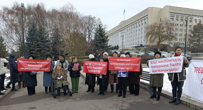 Требуют снизить налог: предприниматели собрались у акимата Алматы