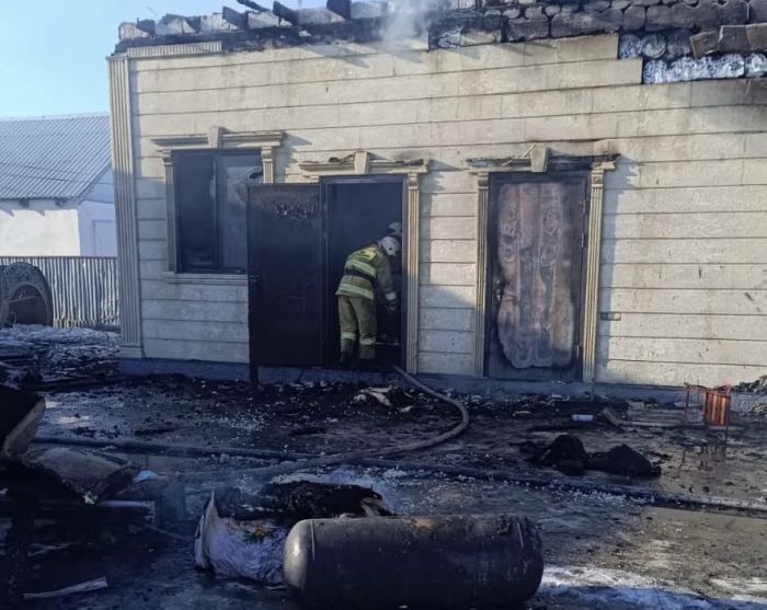 В Атырау гараж горел открытым пламенем