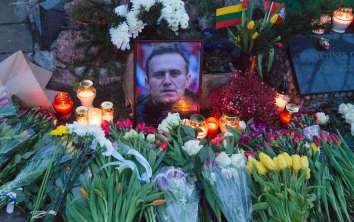 Источники: власти обсуждают разные варианты отложить выдачу тела Навального, один из вариантов - родственники не получат тело вовсе 