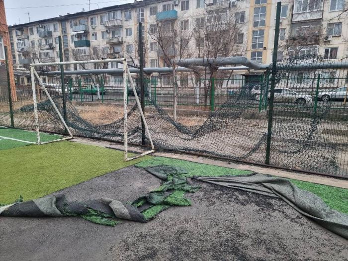 В Атырау разваливаются недостроенные школьные спортплощадки 