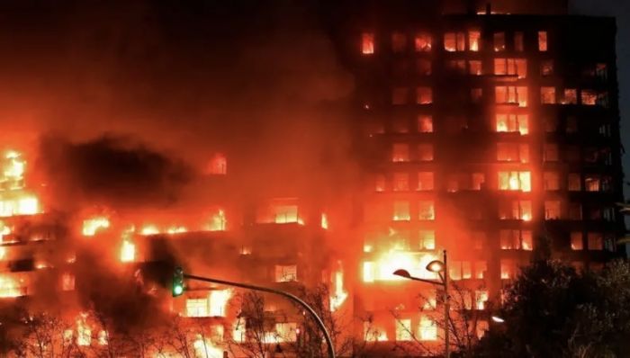 Пожарные в Испании пытаются спасти людей из охваченной огнем многоэтажки