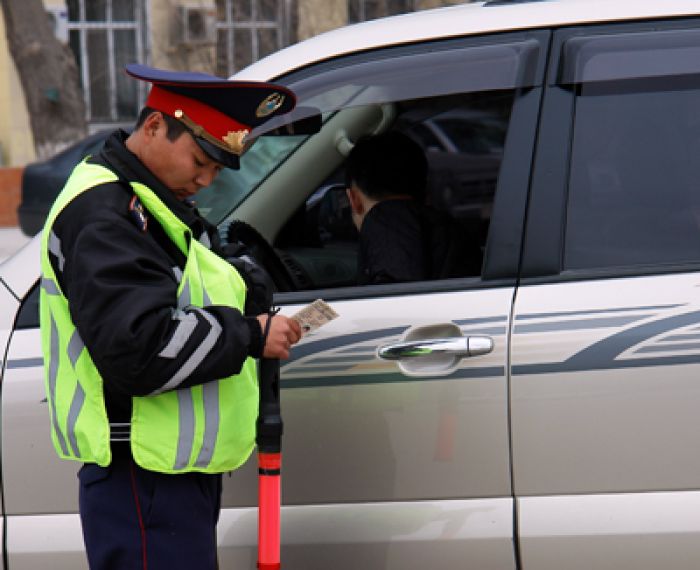 В Алматы полицейские "крапят" права скандальных водителей