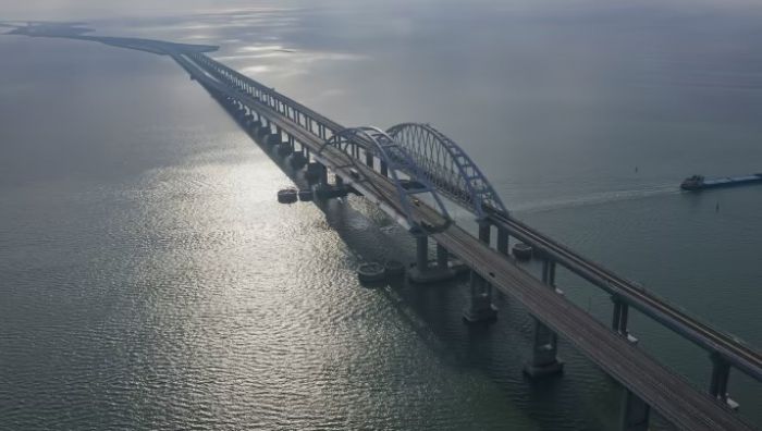 В Керчи были слышны взрывы в районе Крымского моста, движение на мосту перекрыто 