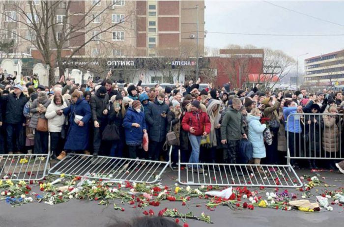 Силовики преследуют людей, которые возлагали цветы в память о Навальном или были на его похоронах 