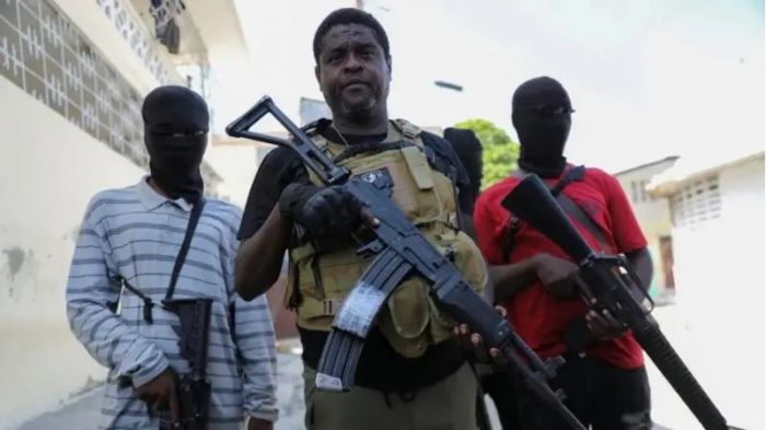 Банды Гаити напали на полицейскую академию и аэропорт; самолет премьер-министра сел в соседнем Пуэрто-Рико 