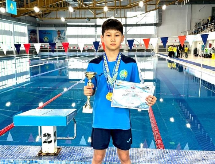 Юный спортсмен из Атырау установил рекорд в плавании