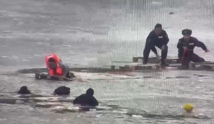 Полицейские спасли двух подростков, провалившихся под лёд