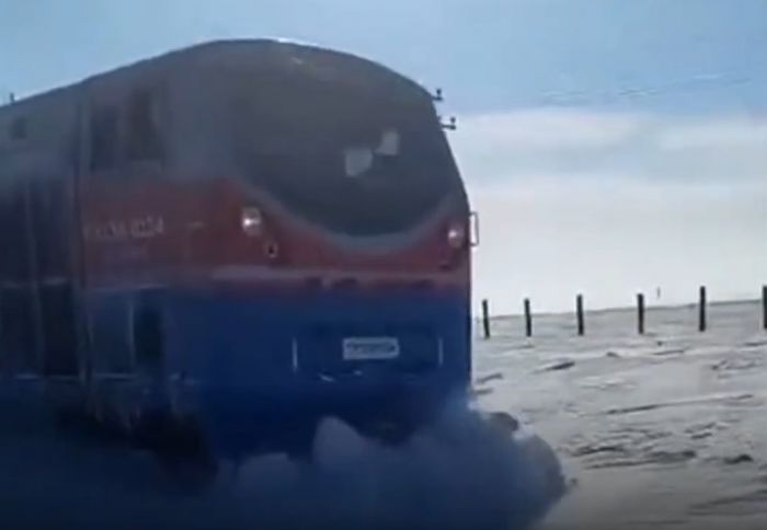 Поезд завяз в снегу в Актюбинской области