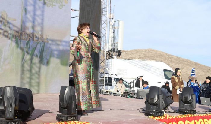 Роза Рымбаева выступила на набережной Актау вопреки штормовому ветру