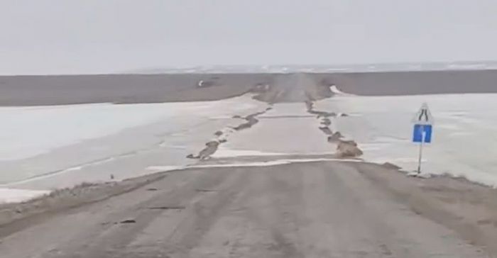 Талые воды затопили трассу в Актюбинской области