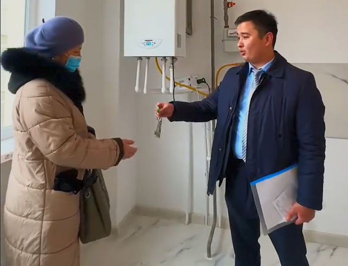 В Атырау жителям аварийного дома дали новое жильё