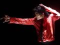 С середины 1980-х годов кожа Майкла Джексона стала светлеть, в связи с чем пошли слухи о том, что он делает операции для того, чтобы ее отбелит. Фото: NEWSru.com
