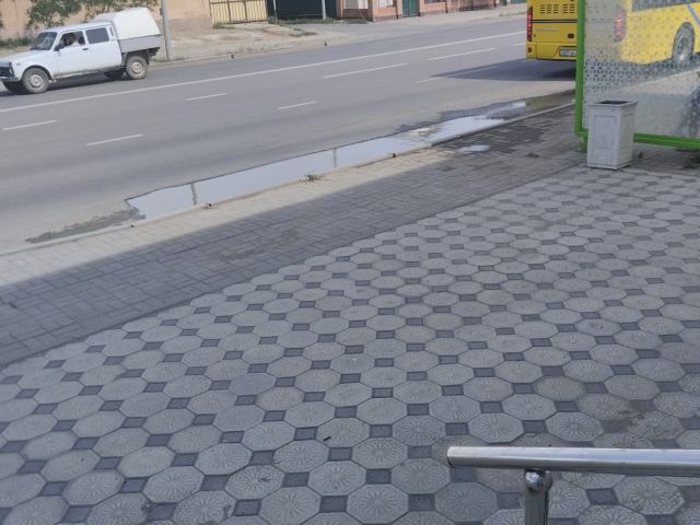 Яма возле остановки Чехова